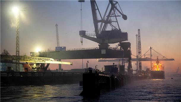 Atomfrachter „Pacific Grebe“ mit sieben Castor-Behältern in Nordenham angekommen Das Spezialschiff "Pacific Grebe" (r) liegt im Hafen von Nordenham.