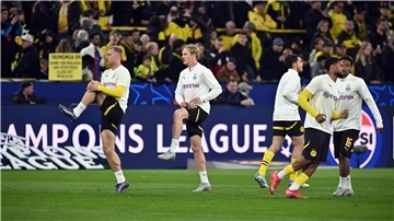 Gegen Barcelona zunächst nur Ersatz: Der formschwache Julian Brandt (2. v. links)