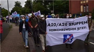 Gegen das Autobahn-Projekt A20 haben am Samstag nach Angaben der Polizei rund 200 Menschen in Stade demonstriert.