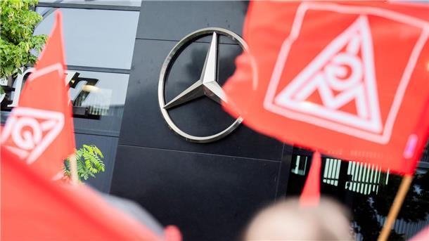 Protest gegen Verkauf von Mercedes-Autohäusern in Bremen Gegen den geplanten Verkauf der Mercedes-Autohäuser gibt es Widerstand.