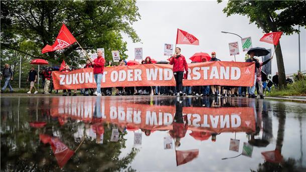 Protest gegen Verkauf von Mercedes-Autohäusern in Bremen Gegen den geplanten Verkauf der Mercedes-Autohäuser gibt es Widerstand.