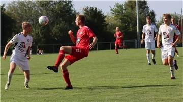 Gegen den TuS Zeven gab es für Yannick Wichern (rotes Trikot) und seine Mitspieler vom FC Nordheide eine bittere Heimniederlage.