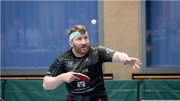 Anton Depperschmidt an der Tischtennisplatte.