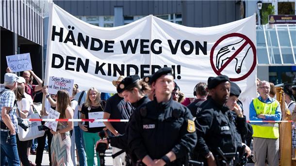 Mut zum Anderssein: Drag-Lesung für Kinder sorgt für Protest Gegen die Drag-Lesung in München gab es wütende Proteste.