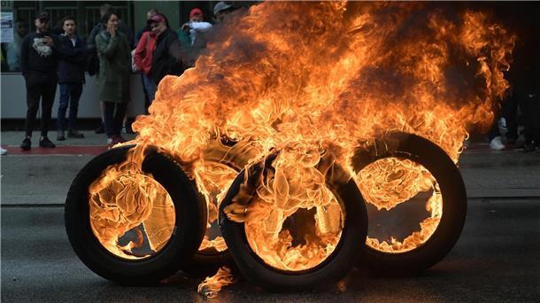 Audi verhandelt über Sozialplan für das Werk Brüssel Gegen die mögliche Schließung des Werks protestierten Audi-Mitarbeiter Anfang September mit brennenden Reifen.