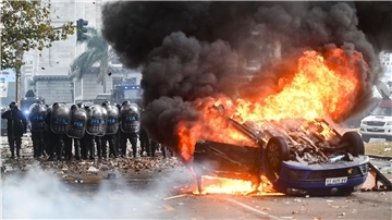 Gegen ein Reformpaket des argentinischen Präsidenten Milei regt sich massiver Widerstand. In Buenos Aires kam es zu heftigen Auseinandersetzungen mit der Polizei.