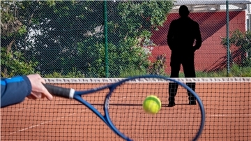 Schattenriss am Tennisnetz