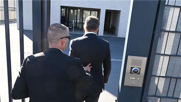 Spionage-Prozess - Mitarbeiter mit Zugang zu Krahs Account Gegen Krah ermittelt die Staatsanwaltschaft Dresden in einem seperaten Verfahren.