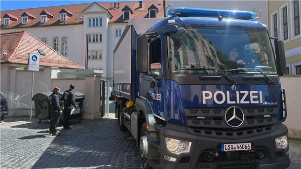 Gegen Mittag rückten weitere Ermittler mit einem Lastwagen an.