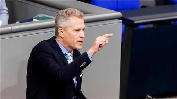 Ermittler finden bei Bystron Unterlagen zu Goldbarren Gegen Petr Bystron (AfD) wird wegen Bestechlichkeit und Geldwäsche ermittelt, nun hat man bei ihm zu Hause Unterlagen für Goldbarren gefunden.