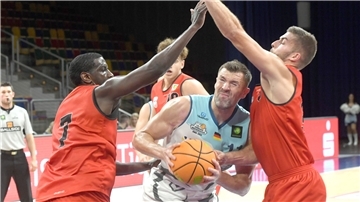 Gegen Wolmirstedt taten sich die Eisbären um Center Robert Oehle lange schwer, gegen Münster steht noch ein noch härteres Testspiel an.