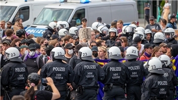 Gegendemonstranten des „Marschs für das Leben“ blockieren den Demonstrationszug auf der Pipinstrasse in Köln.