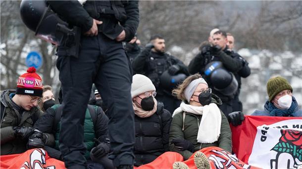 Hundertfacher Widerstand gegen Neonazi-Aufmarsch in Dresden Gegendemonstranten mit einer Sitzblockade gegen Neonazi-Aufmarsch in Dresden.