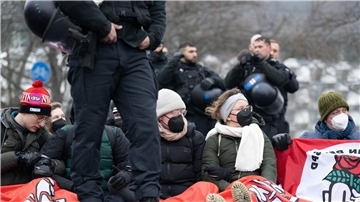 Gegendemonstranten mit einer Sitzblockade gegen Neonazi-Aufmarsch in Dresden.