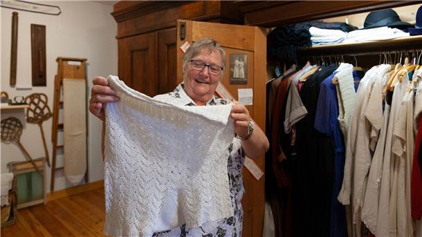 Gehäkelte Unnerbüx: Im Wäscheschrank des Heimatmuseums Neuenwalde findet Bundesverdienstkreuzträgerin Erika Schüschke immer ein originelles Schätzchen.