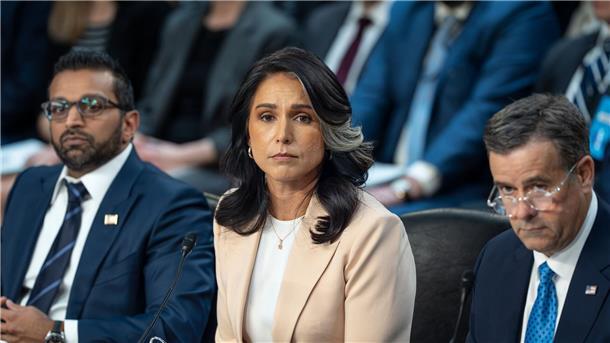 Geheimdienstkoordinatorin Tulsi Gabbard (M) und CIA-Direktor John Ratcliffe (rechts) mussten sich kritischen Fragen im US-Senat stellen.