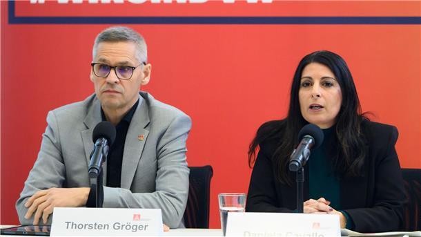 VW-Arbeitnehmer bieten Einsparungen an - Streikdrohung Gehen mit einem eigene Zukunftskonzept für VW in die Offensive: IG Metall-Verhandlungsführer Thorsten Gröger und Betriebsratschefin Daniela Cavallo.