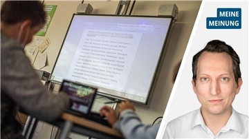 Es ist ein Board zu sehen. Schüler sitzen an einem Laptop. In der zweiten Hälfte des Bildes ist ein Mann mit weißem Hemd zu sehen. 