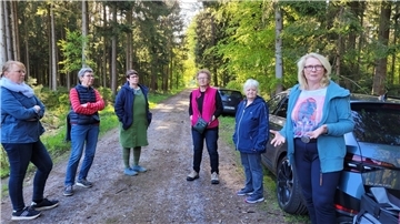Gehirntrainerin Petra Michaelis (rechts) bringt die eintreffenden Rhader Landfrauen auf andere Gedanken.
