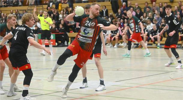 Gehört zu den Spielern, die wegen Krankheit ausfallen: Kreisläufer Jan-Ole Thode (Mitte). Weil der TSV Bremervörde keine Mannschaft zusammenbekommt, findet die Partie bei der TSG Hatten-Sandkrug nicht statt.