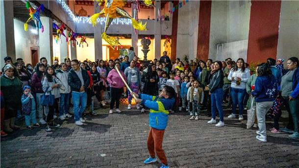 Geht die Piñata kaputt, regnet es Süßes.