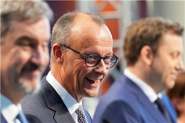  09.04.2025, Berlin: Markus Söder (l-r), Ministerpräsident von Bayern und CSU-Vorsitzender, Friedrich Merz, Unions-Kanzlerkandidat und CDU-Bundesvorsitzender, und Lars Klingbeil, SPD-Fraktions- und Bundesvorsitzender, geben eine Pressekonferenz der Parteivorsitzenden von Union und SPD zur Vorstellung des Koalitionsvertrages im Paul-Löbe-Haus. 