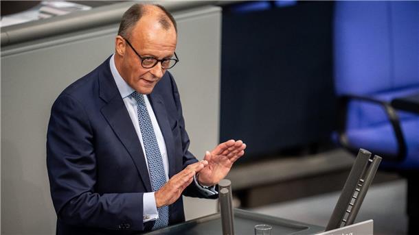 Bundestag: Hitzige Debatte über zu wenig Zeit bei Gesetzen Geht mit der Ampel-Koalition hart ins Gericht: CDU-Friedrich Merz.