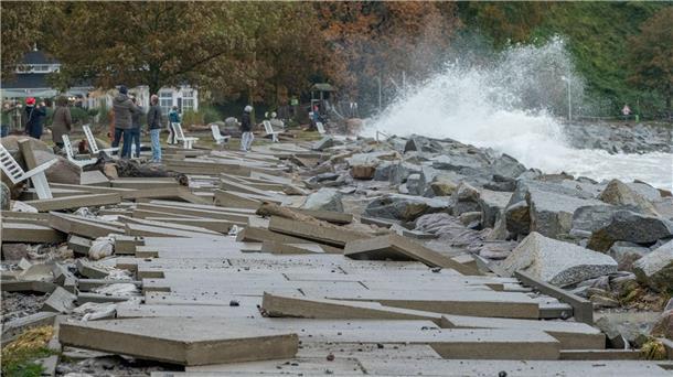Großes Aufräumen nach Sturmflut mit Millionen-Schäden Gehwegplatten wurden in Sassnitz durch den Sturm an der Strandpromenade weggeschwemmt.