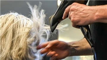 Geimpfte und Genesene müssen sich seit diesem Sonntag vor einem Friseurbesuch nicht mehr auf das Coronavirus testen lassen.
