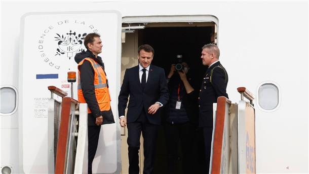 Macron in Peking: China soll Einfluss auf Russland nehmen Gelandet: Emmanuel Macron auf dem Beijing Capital International Airport.