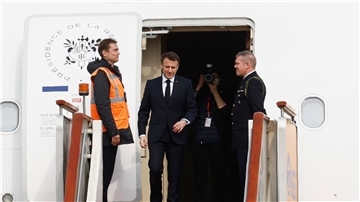 Gelandet: Emmanuel Macron auf dem Beijing Capital International Airport.