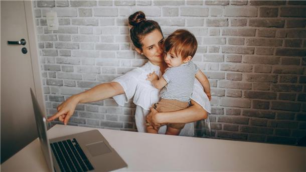 Mutter mit Kind vor Laptop