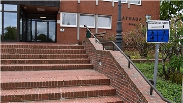 Geld ist knapp: Die Rathaustreppe in Rodenkirchen wird vorerst nicht barrierefrei erneuert.