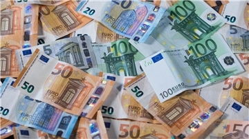 Zu sehen sind Euro-Geldscheine mit unterschiedlichen Werten. 