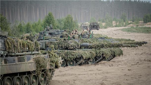 Mehrheit findet Investments in Rüstungsbranche vertretbar Geld verdienen mit Waffen? Eine knappe Mehrheit der Bundesbürger findet das vertretbar (Archivbild)