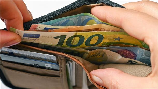 AWO fordert kostenlose Schuldnerberatung Geldscheine stecken in einer Brieftasche.