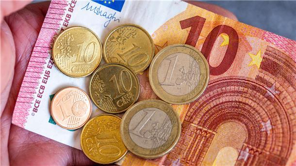 Geldscheine und Euromünzen mit dem Wert von 12,41 Euro - sie entsprechen dem neuen Mindestlohn.