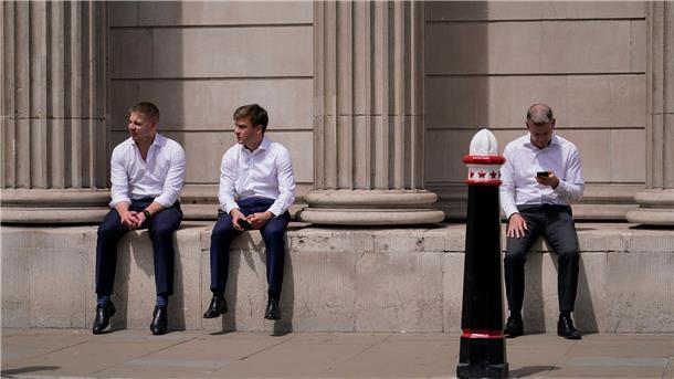 London will Obergrenze für Banker-Boni aufheben Geldsegen für Banker - mitten in der Krise? Derzeit sind Banker-Boni noch auf das Doppelte des Jahresgehalts begrenzt. (Symbolbild)
