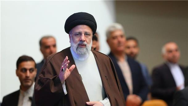 Kein Lebenszeichen von Irans Präsident Gemäß Verfassung ist Raisi zwar Regierungschef, er gilt jedoch als eher schwacher Präsident.