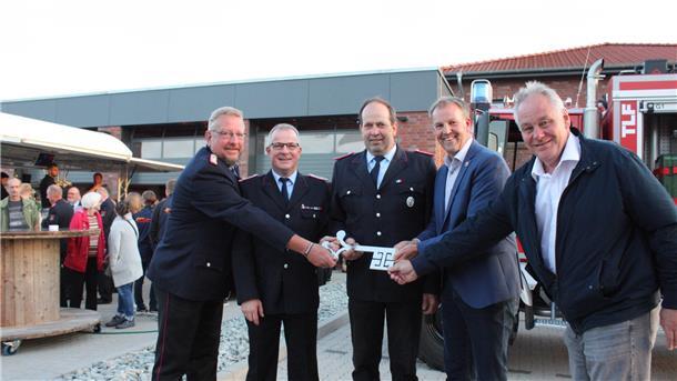 Gemeindebrandmeister Marco Bräuer (Zweiter von links) und sein Stellvertreter Manfred Siedenburg (Mitte) nehmen offiziell den Schlüssel von Bürgermeister Guido Dieckmann (Zweiter von rechts, sowie dem Architekten Lutz Padberg (rechts) mit Gemeindebrandmeister Ralf Meyer (links) entgegen.