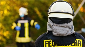 Zwei Feuerwehrleute in Schutzkleidung