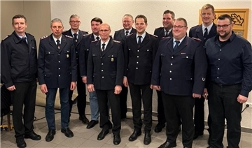Gemeindebrandmeister Ronald Krause (links) mit den geehrten und gewählten Mitgliedern der Ortsfeuerwehr Farven: (von links) Bernhard Gerken, Reinhard Brandt, Henning Gerken, Reinhard Gerken, Christian Burfeindt, Steffen Brandt, Julian Tomhave, Ortsbrandmeister Kai Martens, Christian Matthes und Neu-Mitglied Axel Beckedorf.