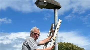 Gemeindebürgermeister Frank Tibke kündigt an, dass die Straßenlampen zum Buschfest in Kirchtimke wieder angestellt werden.