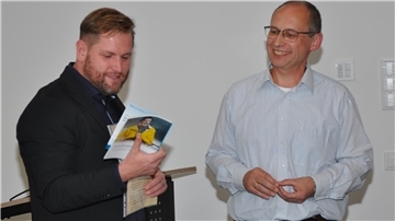 Gemeindebürgermeister Marc Breitenfeld (links) begrüßte mit herzlichen Worten den neuen Ratsherren Markus Notzon und führte ihn offiziell in die Rechte und Pflichten der Ratsarbeit ein.