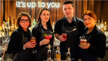 Die Barkeeper und Barkeeperinnen der New York Bar mit ihren Lieblingsdrinks. 