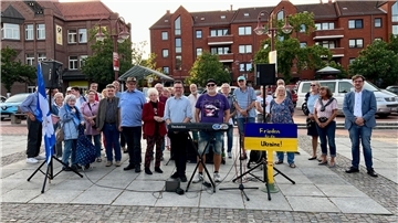 Gemeinsam ein öffentliches Zeichen gegen den Krieg setzen - das möchten die Teilnehmerinnen und Teilnehmer der Mahnwache.