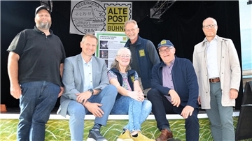 Sechs Menschen haben sich zum Foto aufgestellt