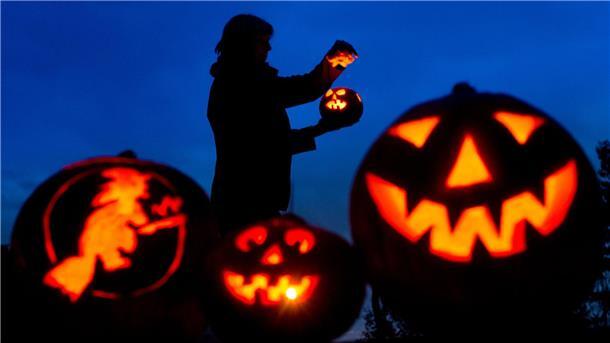 Wie feiern Sie 2025 Halloween? Schicken Sie uns jetzt Ihre Bilder! Geschnitzte Kürbisse.