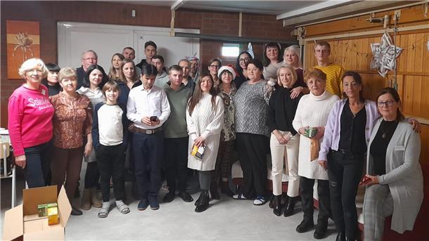 Ein Jahr nach Kriegsbeginn: Ukrainer haben in Zeven ein Zuhause gefunden Gemeinsam haben DRK-Mitarbeiter und Ukrainer an den Feiertagen in der Zevener Turnhalle gegessen und Zeit miteinander verbracht.