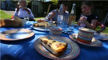 Gemeinsam im Garten bei Kaffee und Kuchen sitzen: Aufgrund der Lockerungen geht das wieder mit bis zu zehn Menschen aus beliebig vielen Haushalten.